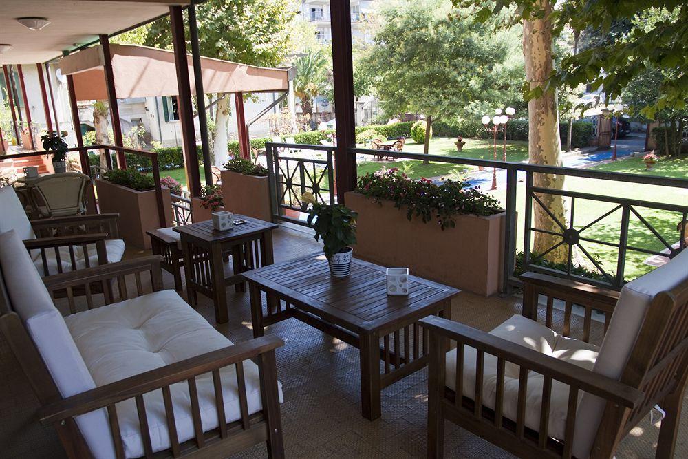Hotel Gabrini Марина-ди-Масса Экстерьер фото