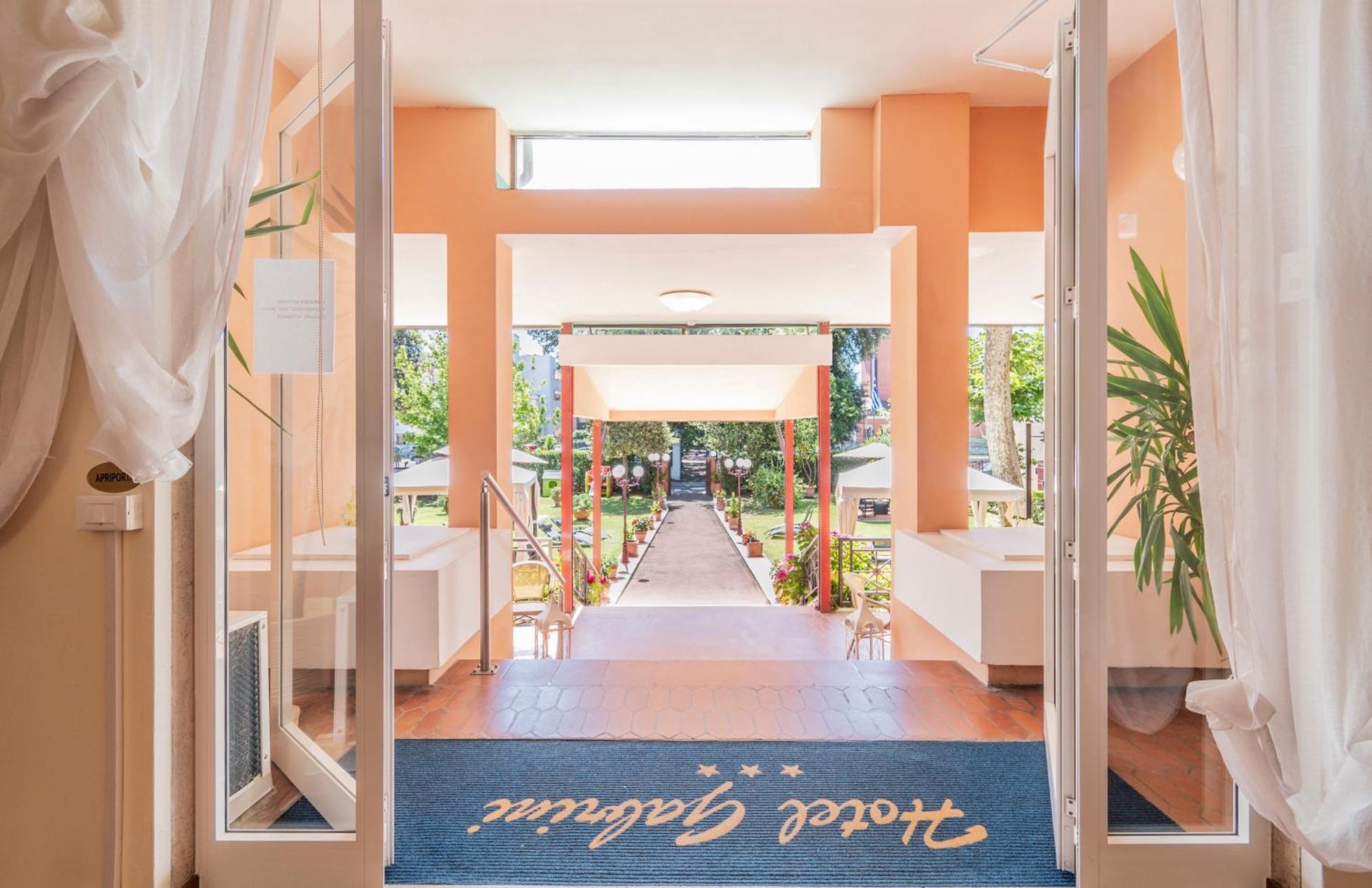 Hotel Gabrini Марина-ди-Масса Экстерьер фото