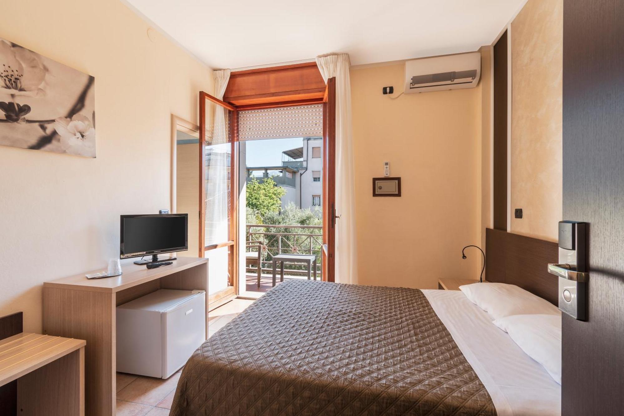 Hotel Gabrini Марина-ди-Масса Экстерьер фото