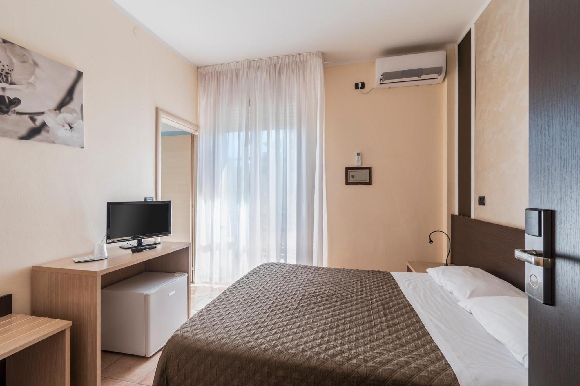 Hotel Gabrini Марина-ди-Масса Экстерьер фото