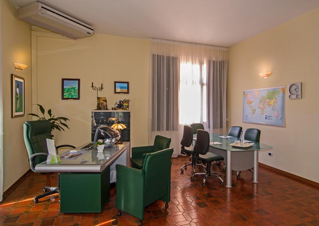 Hotel Gabrini Марина-ди-Масса Экстерьер фото