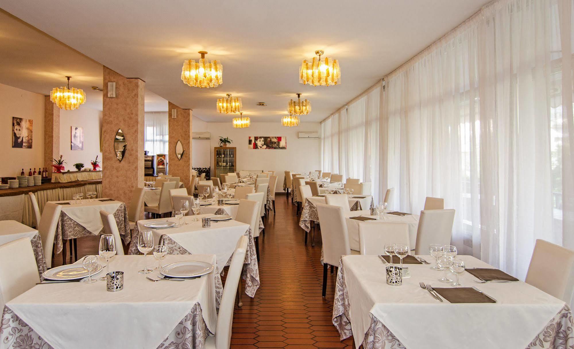 Hotel Gabrini Марина-ди-Масса Экстерьер фото