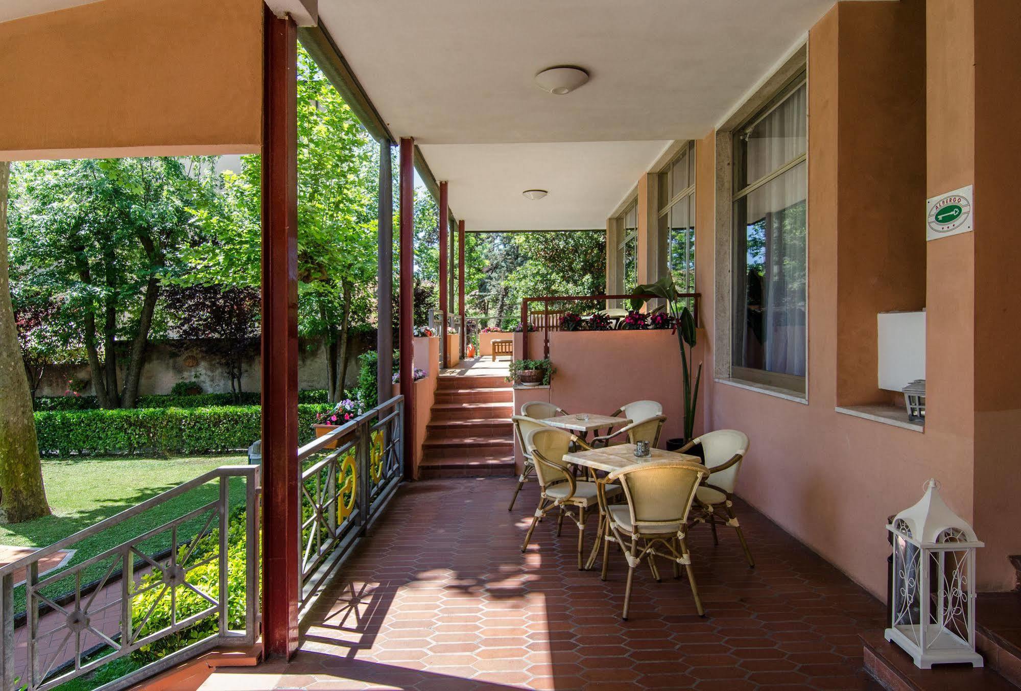 Hotel Gabrini Марина-ди-Масса Экстерьер фото