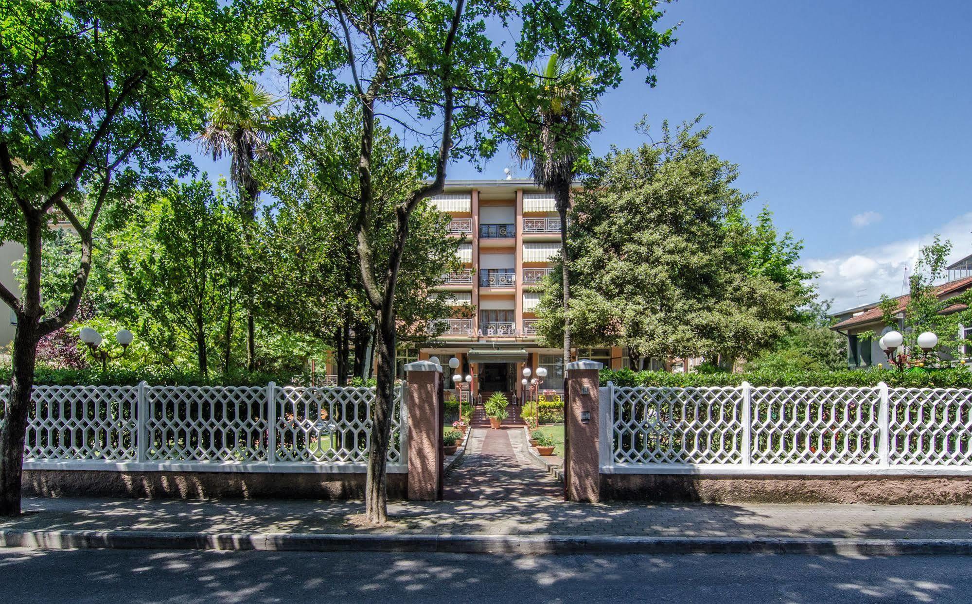 Hotel Gabrini Марина-ди-Масса Экстерьер фото